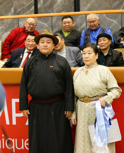 МУ-ЫН ДАРХАН АВАРГА Д.ЦЭРЭНТОГТОХ АГСНЫ ГЭРГИЙ О.ОТГОНЧУЛУУНД ХҮНДЭТГЭЛ ҮЗҮҮЛЛЭЭ